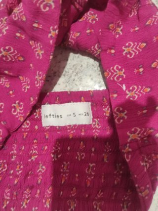 Top rosa estampado con tiras