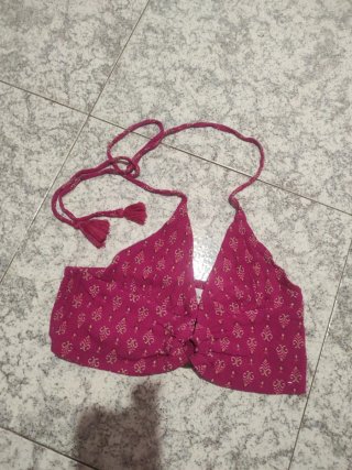 Top rosa estampado con tiras