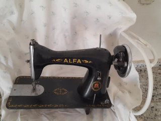 Máquina de coser Alfa antigua