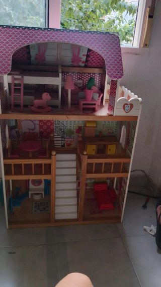 Casita de muñecas de madera