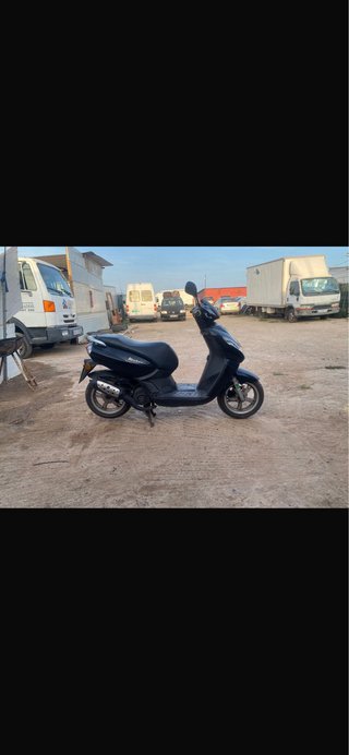 Peugeot Kisbee Scooter Negra