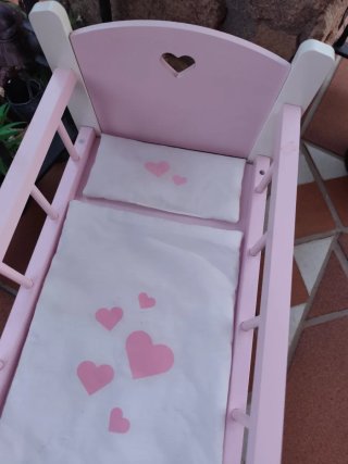 Cuna de madera rosa para muñecas
