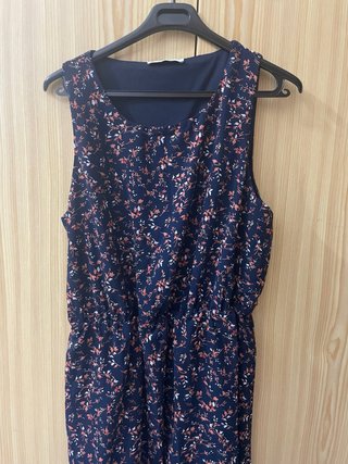 Vestido azul con estampado floral rosa