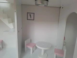 Casita de muñecas blanca