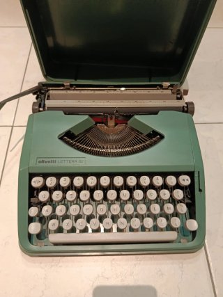 Macchina da scrivere Olivetti Lettera 82
