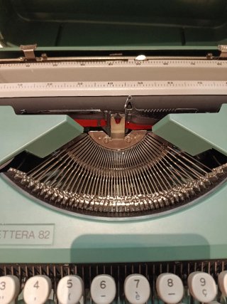 Macchina da scrivere Olivetti Lettera 82
