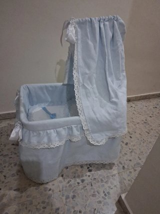 Cuna de muñeco con dosel