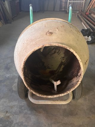 Hormigonera y carretilla