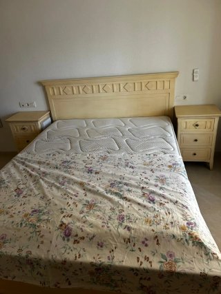 Cama 160x200 con colchón y 2 mesitas