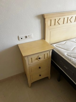 Cama 160x200 con colchón y 2 mesitas