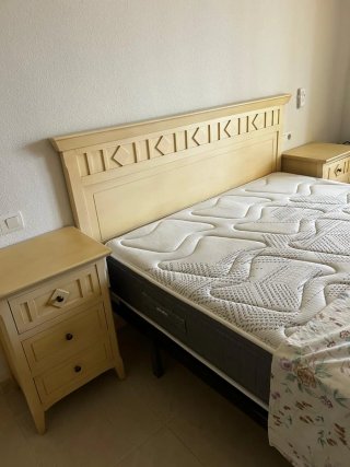 Cama 160x200 con colchón y 2 mesitas