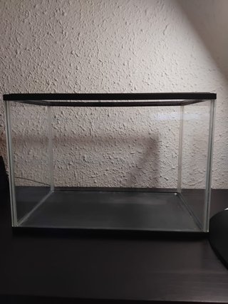Acuario de plástico negro y transparente