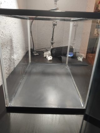 Acuario de plástico negro y transparente