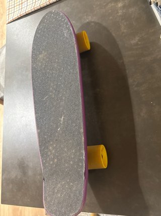 Skate Globe Morado Ruedas Amarillas