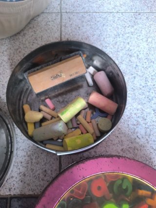 Pizarra infantil con letras y números y tizas