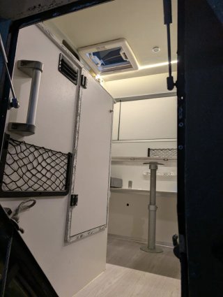 Célula vivienda para pickup elevable.