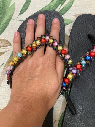 Chanclas negras con abalorios multicolor