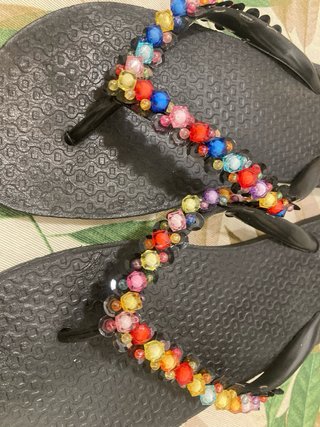 Chanclas negras con abalorios multicolor