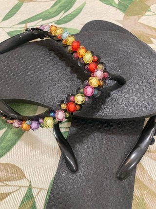 Chanclas negras con abalorios multicolor
