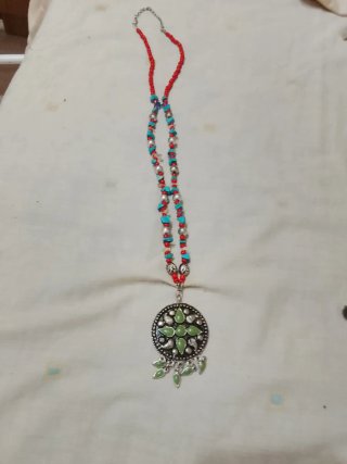 Colgante con piedras rojas y azules