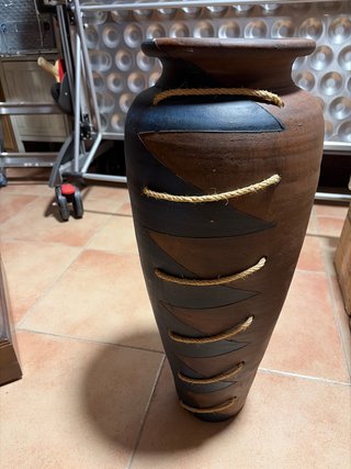 Jarrón de terracota marrón y negro
