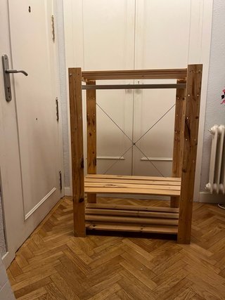 Perchero de madera y metal, idea para ropa de niño