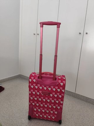 Maleta de viaje rosa con corazones