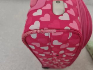 Maleta de viaje rosa con corazones