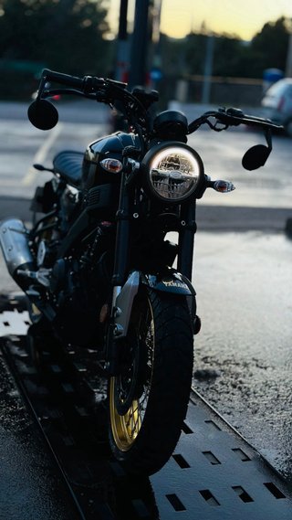 Yamaha XSR 125 Legacy Negra y Dorada