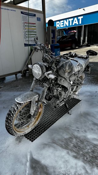 Yamaha XSR 125 Legacy Negra y Dorada