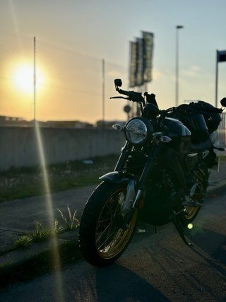 Yamaha XSR 125 Legacy Negra y Dorada