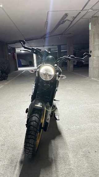 Yamaha XSR 125 Legacy Negra y Dorada