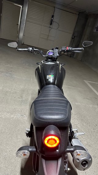 Yamaha XSR 125 Legacy Negra y Dorada