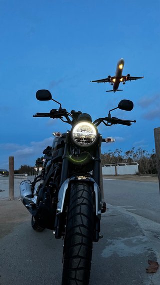 Yamaha XSR 125 Legacy Negra y Dorada