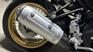 Yamaha XSR 125 Legacy Negra y Dorada