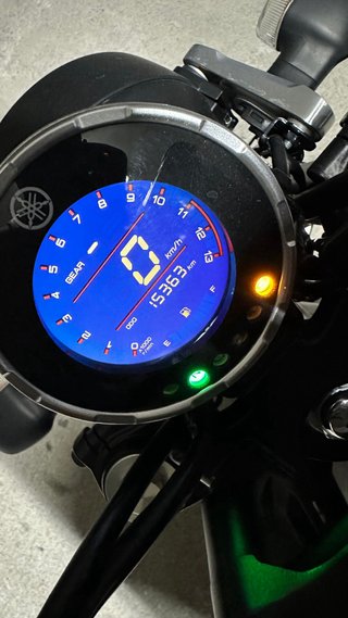 Yamaha XSR 125 Legacy Negra y Dorada