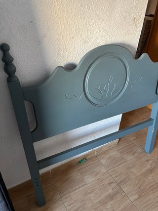Cabecero de cama de madera gris
