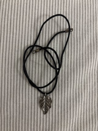 Collar con colgante de hoja plateada