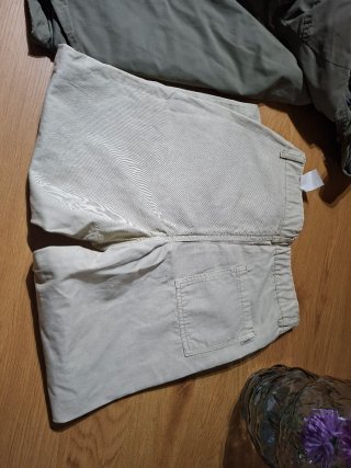 Conjunto Scalpers: Pantalón beige y cazadora verde