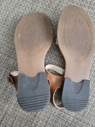Sandalias de piel marrones y doradas talla 34