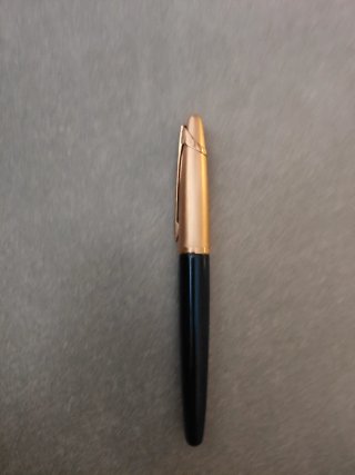 Bolígrafo  dorado y negro ¿Tiene oro 18k