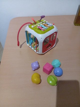 Cubo de actividades para bebés