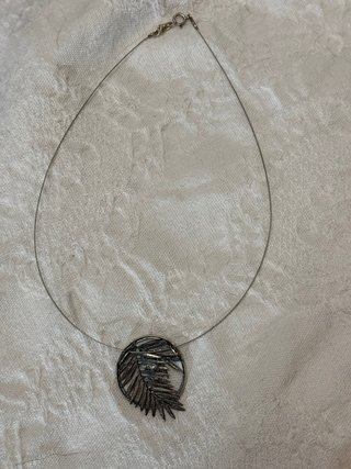 Colgante de plata con hojas