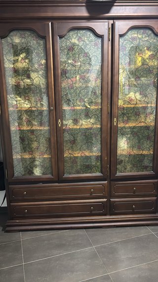 Armario de madera con puertas de cristal