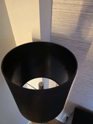 Lámpara de pie negra elegante