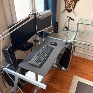Mesa de escritorio de cristal