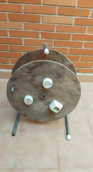 Carrete madera con enchufes