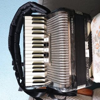 Acordeón Hohner Arietta II M 72 Bajos