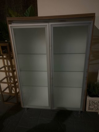 Mueble de cocina con puertas de cristal