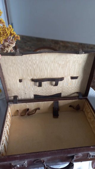 Maleta antigua de cuero marrón